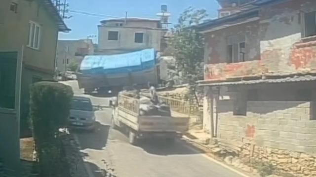 İnşaat malzemesi yüklü kamyon böyle devrildi