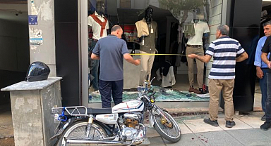 Otomobille çarpışan motosiklet mağazaya daldı!