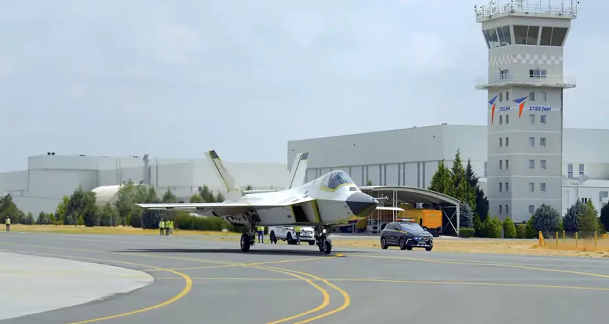 Milli savaş uçağı KAAN'ın P1 prototipi piste çıktı 4