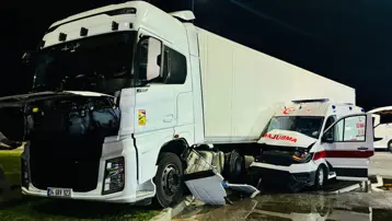 Tır hasta taşıyan ambulansı biçti