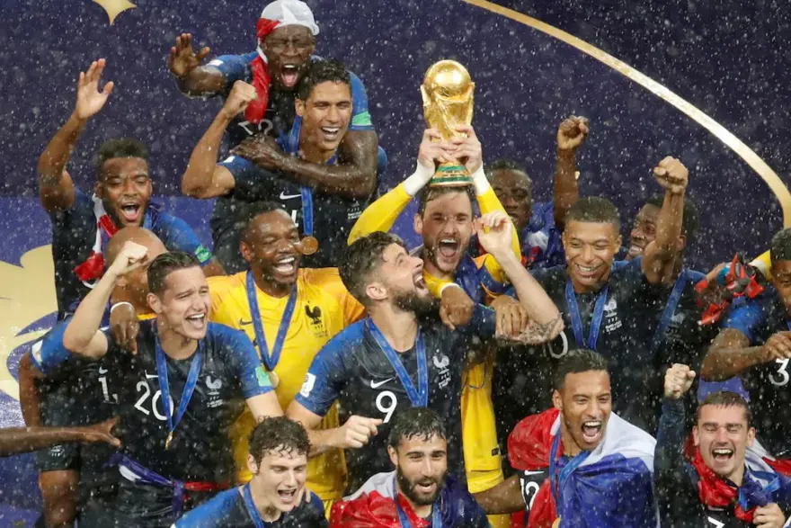 Ünlü futbolcu, Dünya Kupası madalyasını açık artırmayla sattı. Fiyatı çok konuşuldu