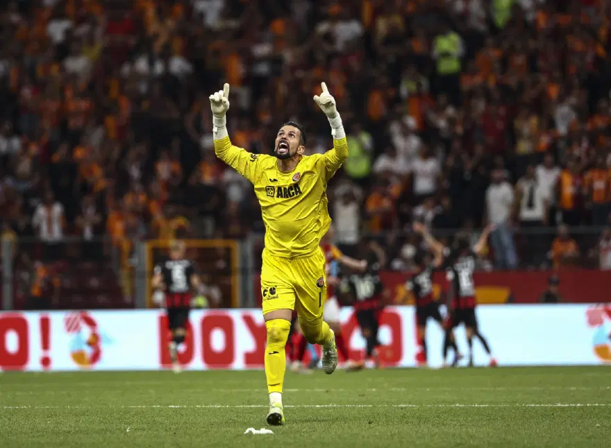 2 gol yedi ama Galatasaray-Çorum FK maçına damga vurdu, herkes Marcos Felipe'yi konuştu 4