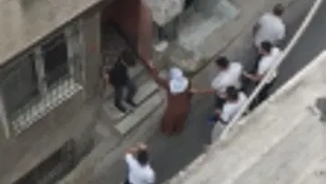Beyoğlu’nda fön parasını vermek istemedi, taş ve sopalarla evini bastılar