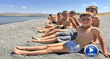 Van Gölü'nde yaz klasiği: Çocuklar yine sarardı
