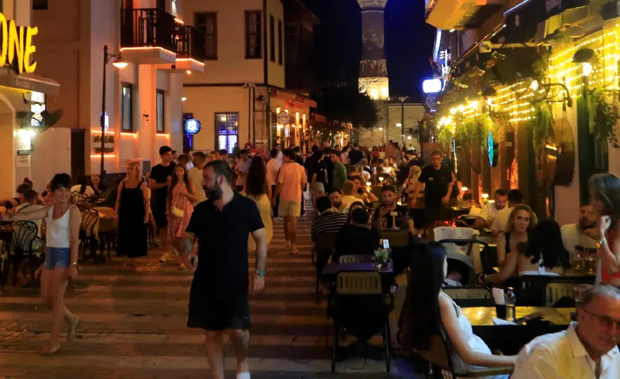 500 kişi yaşıyor, 50 bin kişi geliyor. Hava kararınca nüfus 100 katına çıkıyor 3
