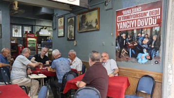 "Bana şans getirmiyorsun" dedi, yancıyı dövdü. Kahvehane afişi olay oldu, artık ayrı masadalar