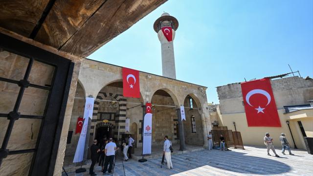 Depremlerden etkilenen Gaziantep Bostancı Camii, yeniden ibadete açıldı