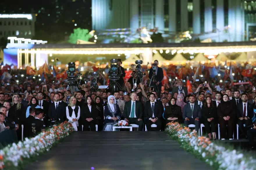CUMHURBAŞKANI ERDOĞAN VE EŞİ 25 GENÇLE YAN YANA OTURDU 2