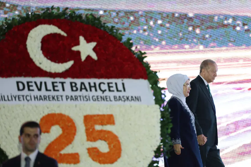 DEVLET BAHÇELİ'DEN ÖZEL ÇELENK 1