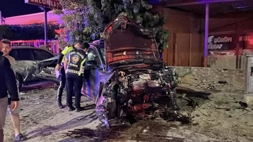 İki otomobil kafa kafaya çarpıştı. İki kişi öldü, iki yaralı