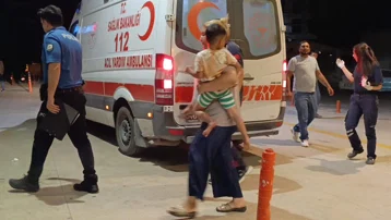 Tartışmada silahlar çekildi. Yoldan geçen baba ve oğlu yaralandı
