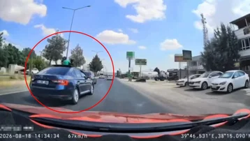 Trafikte makas atan sürücü çocukların canını tehlikeye attı