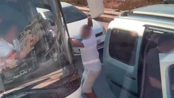 Emniyet şeridinde yol vermeyen şoföre saldırdı, 186 bin lira ceza yedi