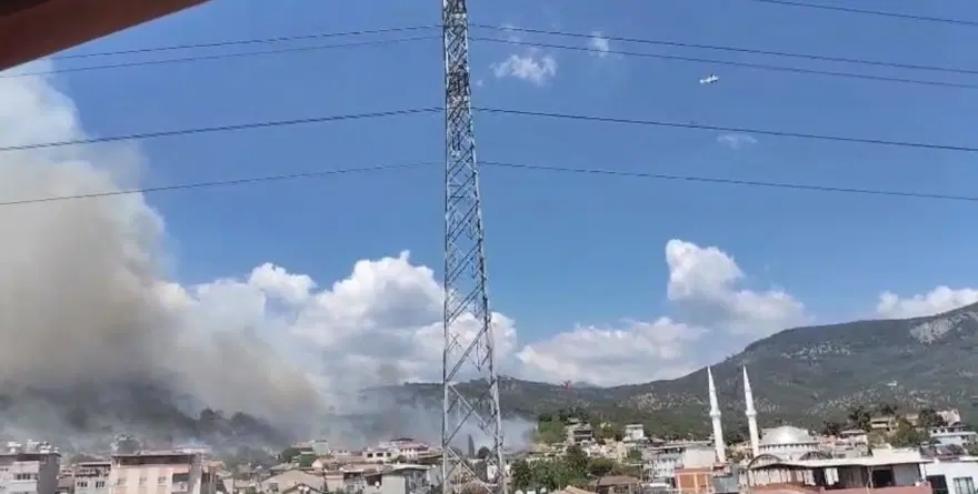 Balıkesir'deki yangınlar kontrol altında. Alevler yerleşim yerlerine zarar verdi 1