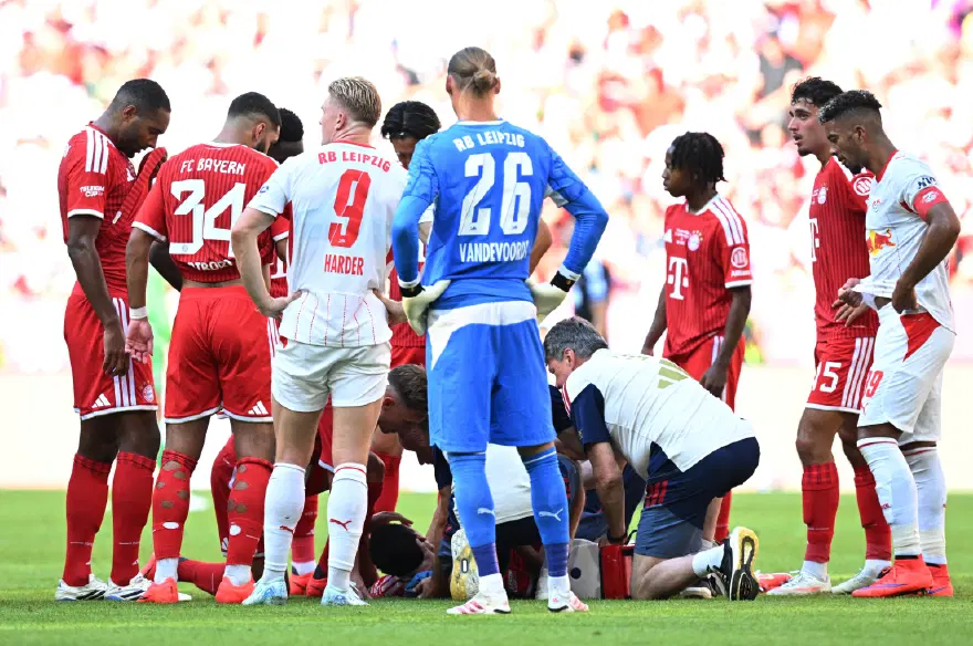 Bayern'in ünlü yıldızı, ikinci kez sahada bayıldı. Musiala, kısa süreliğine bilincini kaybetti 2