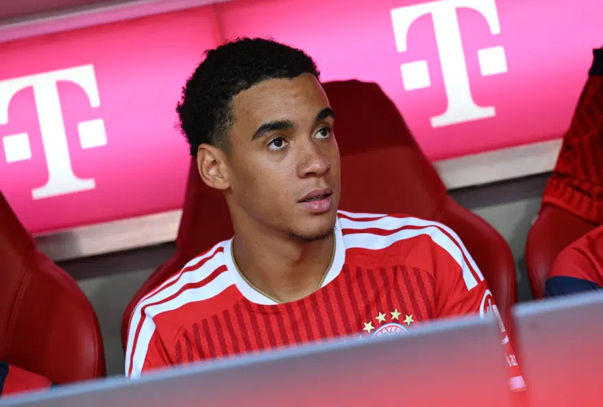 Bayern'in ünlü yıldızı, ikinci kez sahada bayıldı. Musiala, kısa süreliğine bilincini kaybetti 4
