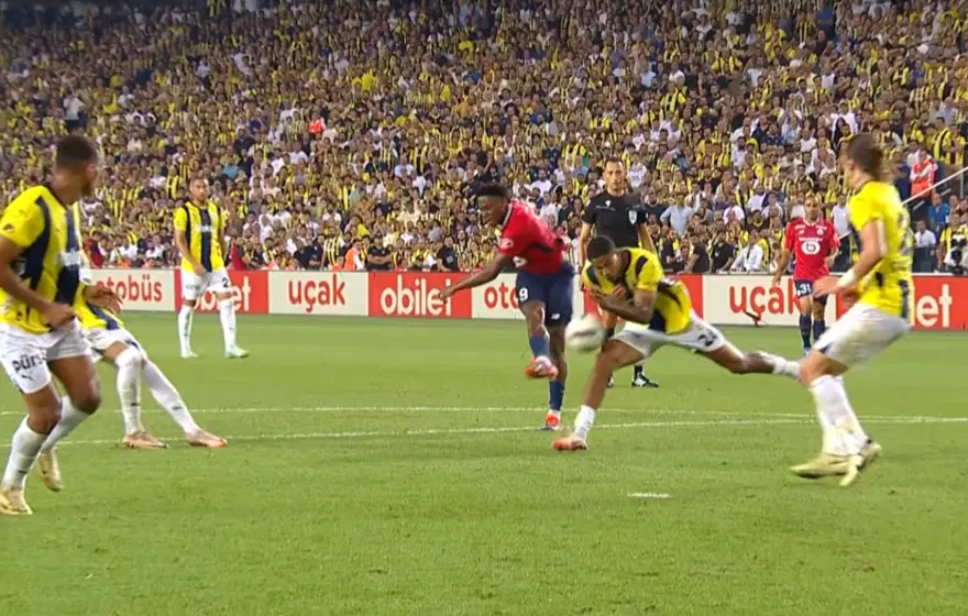 Benzer pozisyon, aynı hakem, farklı karar. Fenerbahçe'nin penaltı pozisyonundaki gerçek ortaya çıktı 4