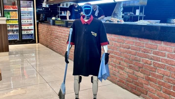 Robot garson, müşterilerin ilgi odağı oldu: Zam isteyip izin peşinde koşuyor