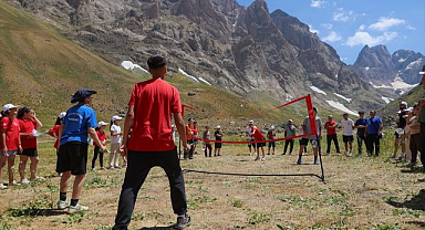 Eşsiz manzarada badminton oynadılar