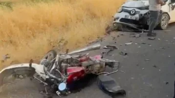 Otomobille çarpışan motosikletteki iki kişi hayatını kaybetti