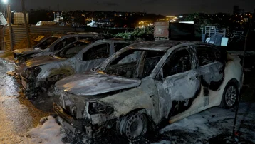 Galerideki araçlar alevlere teslim oldu. Kundaklama şüphesi üzerinde duruluyor