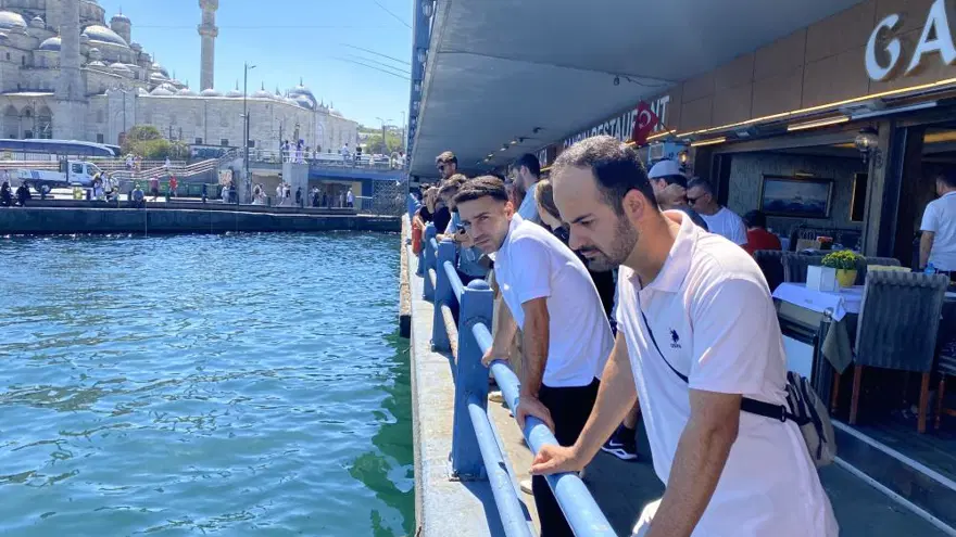 Denizlerin kralı Eminönü'nde ortaya çıktı, esnaf balıkla besledi 3