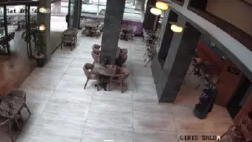 Garson robot kendini merdivenlerden attı. Çalışma stresi yaşayan robota 3 gün izin verildi