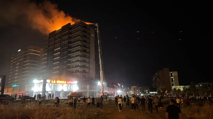 Diyarbakır'da plaza yangını. 3'ü itfaiye eri 5 kişi dumandan etkilendi