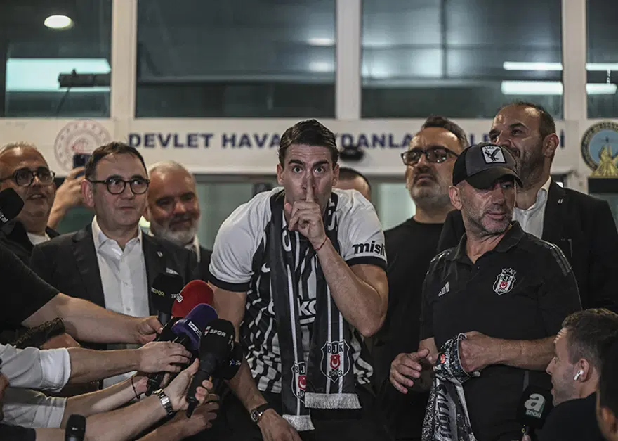 Dusan Vlahovic, imza töreninde Beşiktaş tribünlerini coşturdu. "Hazır mısınız?"