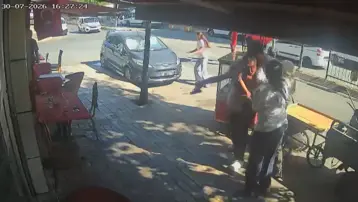"Laf atma" kavgasında araya giren kişi öldü. Güvenlik kamerası görüntüleri ortaya çıktı