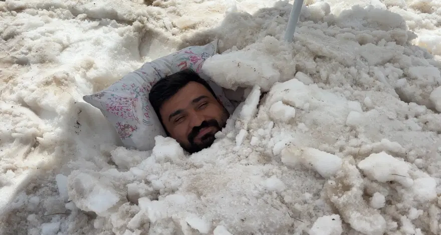 Erzincan’da ilginç serinleme yöntemi. Sıcaktan bunalıp karın içine girdi 2