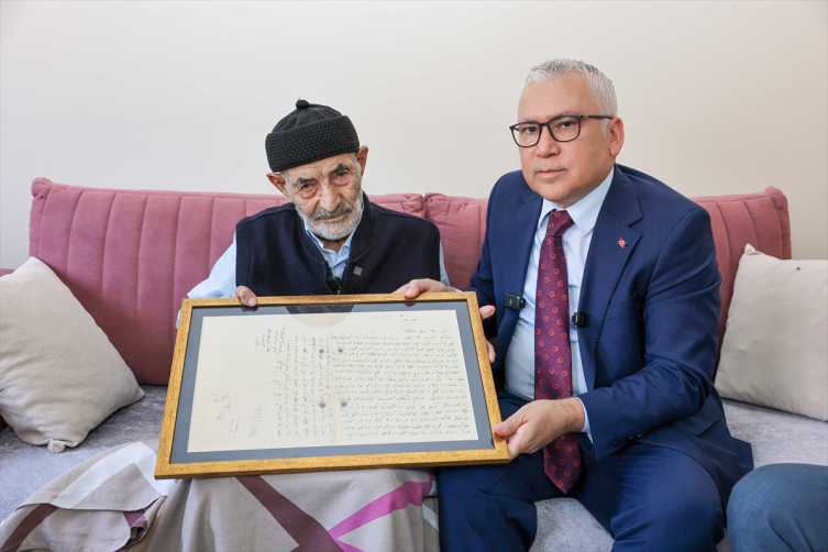 Esir düşen askerlerin mektupları 113 yıl sonra ailelerine teslim edildi