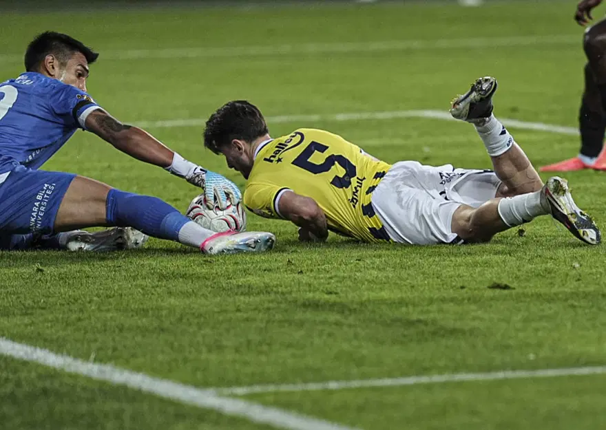 Eski takımına duvar ördü, Fenerbahçe'ye geçit vermedi. İrfan Can Eğribayat maça damga vurdu 5