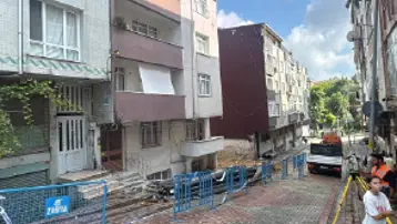 Sultangazi'de temel kazısı etrafındaki binalara hasar verdi. 3 bina boşaltıldı