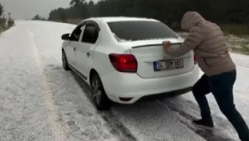 Ağustos ayında kar sürprizi. Araçlar yollarda mahsur kaldı, her yer beyaza büründü
