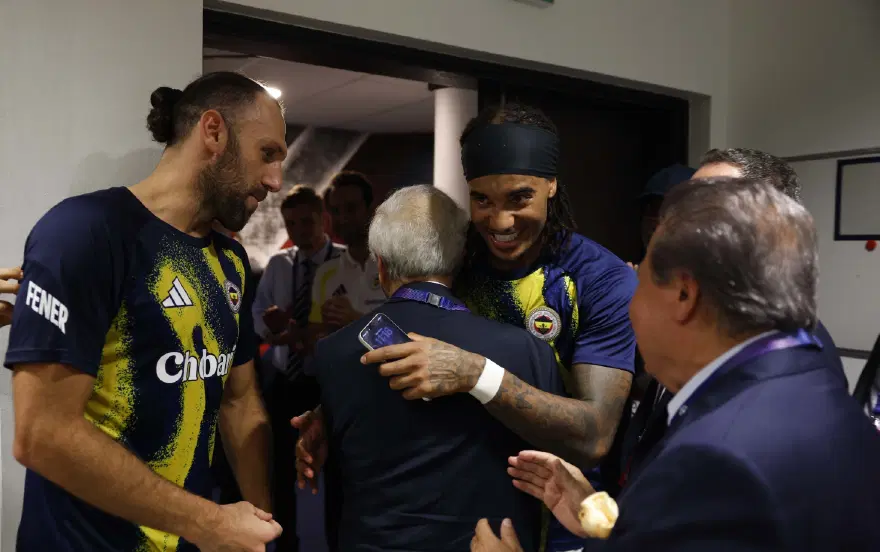 Fenerbahçe Lyon'u eledi, başkan Aziz Yıldırım hemen soyunma odasına indi 1