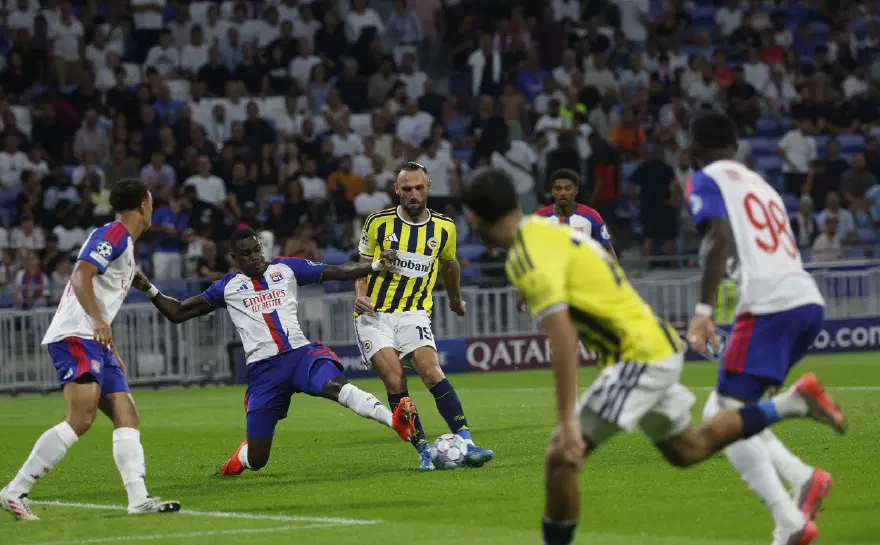 Benzer pozisyon, aynı hakem, farklı karar. Fenerbahçe'nin penaltı pozisyonundaki gerçek ortaya çıktı 1