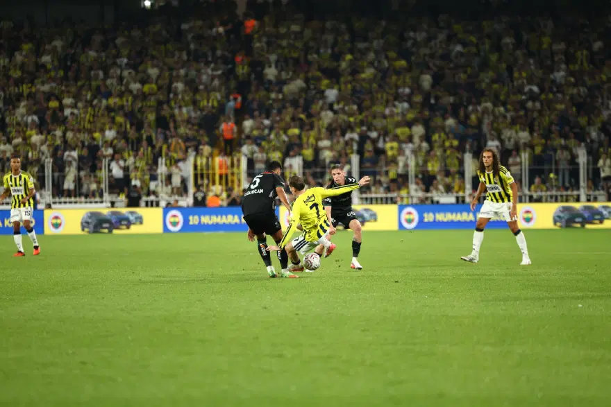 Fenerbahçelilieri korkutan sakatlık, Kerem Aktürkoğlu ambulansa taşındı 1