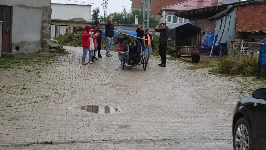 Fransız gezgin bisikletle Çin'e gidiyordu. Türkiye'de mola verdi, içtiği çaya hayran oldu 1