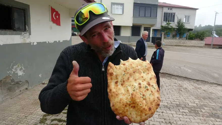Fransız gezgin bisikletle Çin'e gidiyordu. Türkiye'de mola verdi, içtiği çaya hayran oldu 3
