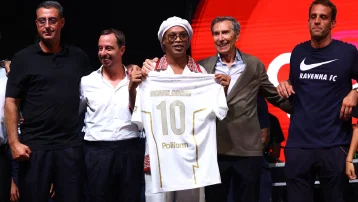 Ronaldinho futbola döndü. İtalyan ekibine imzayı attı, kulüpten hisse de aldı