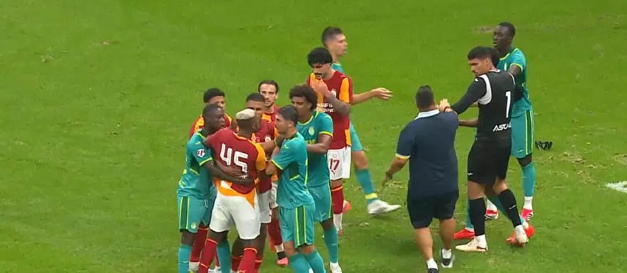 Galatasaray-Villarreal maçında olay. Osimhen'i 5 kişi zor tuttu 2
