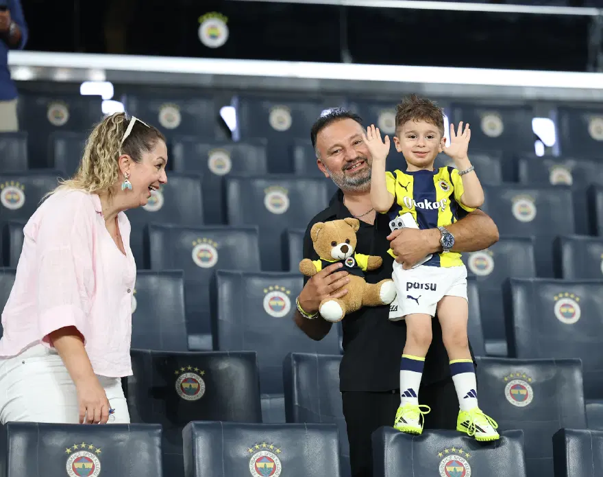Gençlerbirliği maçında forması çıkarılan minik Göktuğ'a Fenerbahçe'den özel jest 1