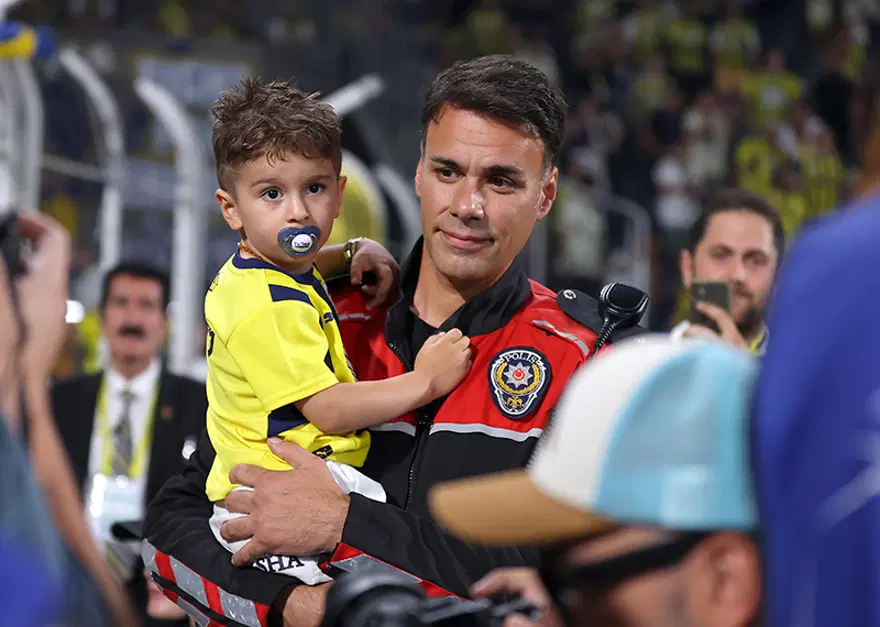 Gençlerbirliği maçında forması çıkarılan minik Göktuğ'a Fenerbahçe'den özel jest 2