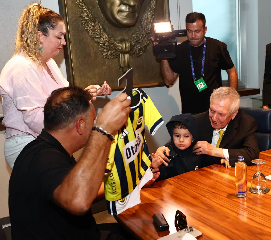 Gençlerbirliği maçında forması çıkarılan minik Göktuğ'a Fenerbahçe'den özel jest 4