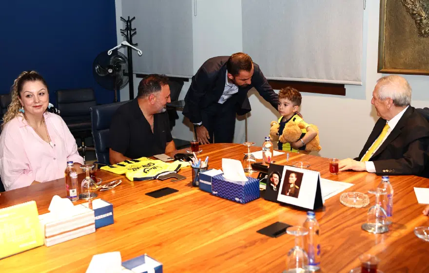 Gençlerbirliği maçında forması çıkarılan minik Göktuğ'a Fenerbahçe'den özel jest 3
