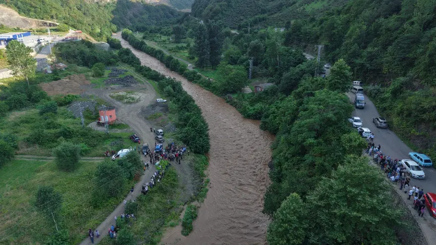 Giresun'da anne ile iki kızı sel sularına kapıldı. Kardeşlerden birinin cansız bedeni bulundu 1