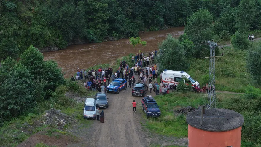 Giresun'da anne ile iki kızı sel sularına kapıldı. Kardeşlerden birinin cansız bedeni bulundu