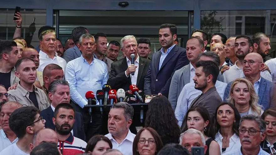 Gözler İstanbul'a çevrildi, bir belediye başkanından daha açıklama geldi. "Yeni Parti'ye geçmiyorum" 4