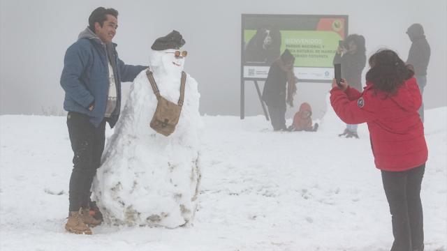 Bolivya'da soğuk hava ve kar yağışı etkili oldu